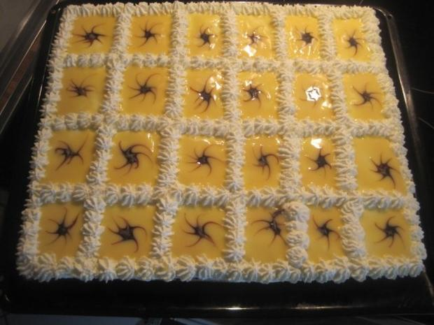 Tort de lichior de ouă cu afine și frișcă
