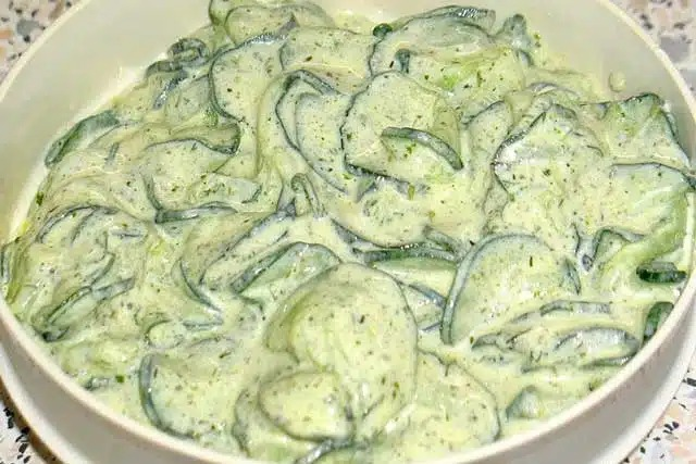 Rețetă clasică de salată de castraveți