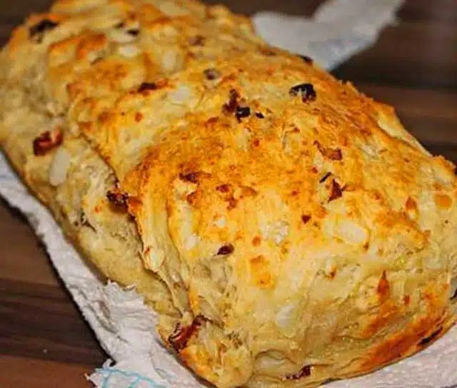 Rețetă de pâine cu roșii și ceapă – Coaceți singuri!