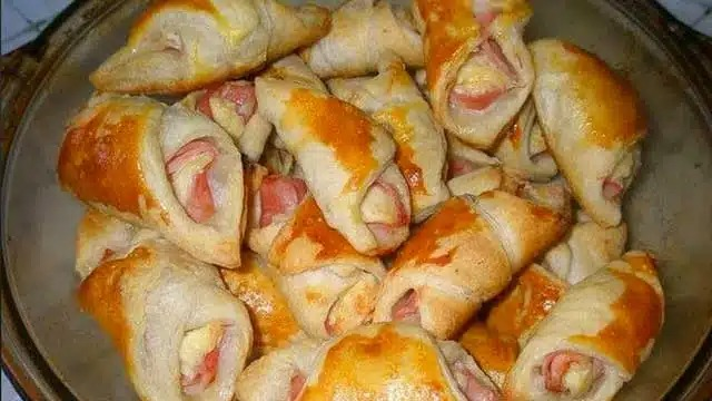 Rețetă de cornuri cu șuncă și cașcaval: proaspete din cuptor