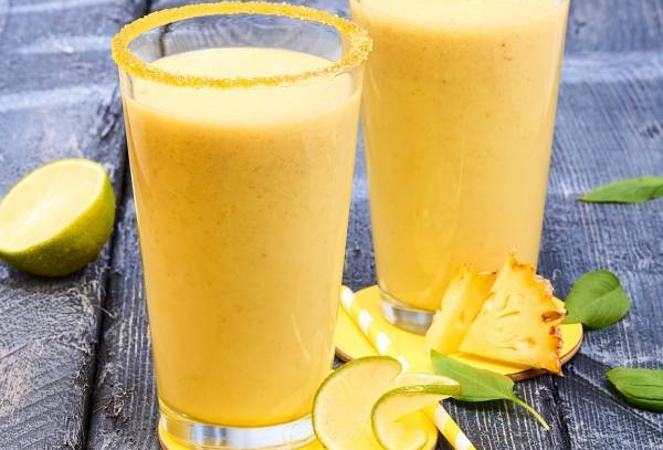 Smoothie de ananas, banane și lime