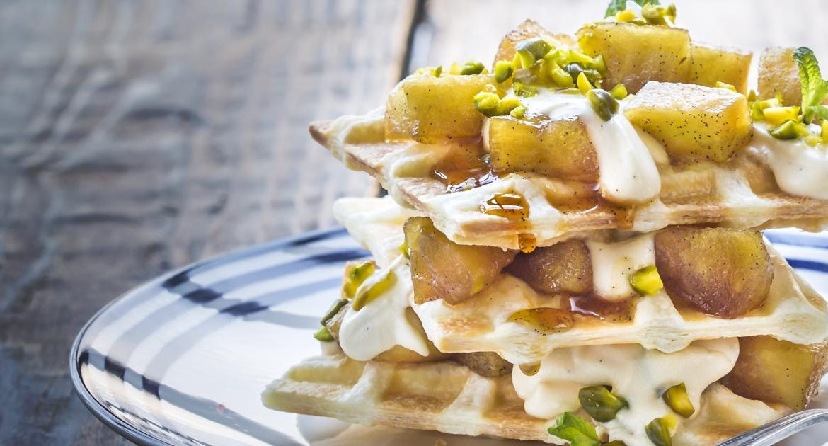 Vafe din aluat foietaj cu compot de mere caramelizate și mascarpone