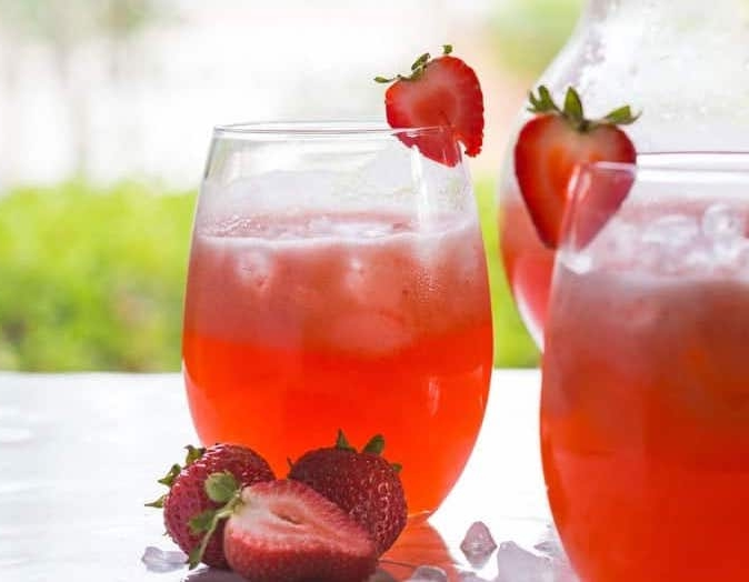 Cocktail de vodcă cu căpșuni