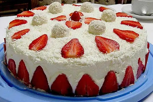 Tort cu căpșuni și Raffaello cu brânză de vaci – Rețetă