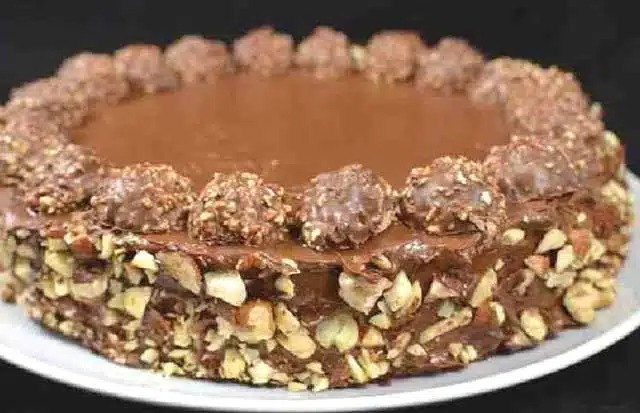 Gata în 20 de minute și fără coacere, rețetă Tort Ferrero Rocher