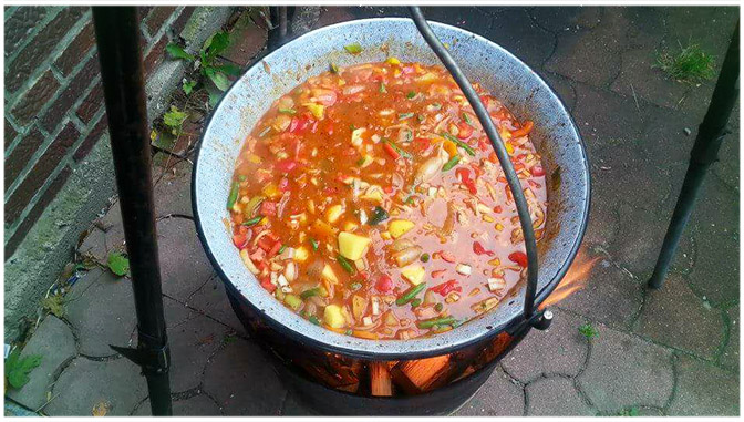 Kesselgulasch cca 30 l toate ingredientele, ideal pentru orice petrecere sau eveniment