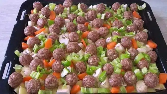 Legume cu chifteluțe la cuptor rețetă pregătită în 15 minute