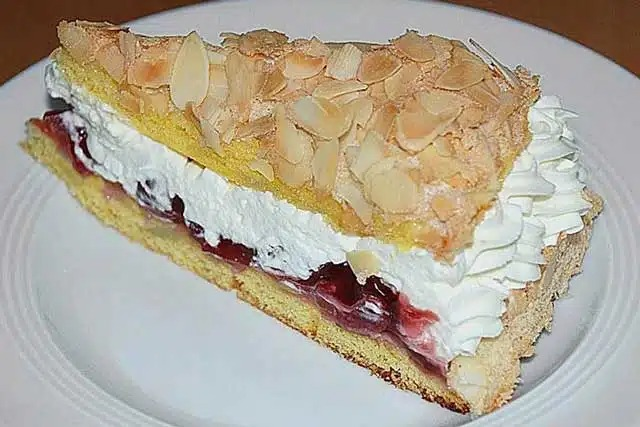 Tort ceresc simplu cu cireșe acre – rețetă