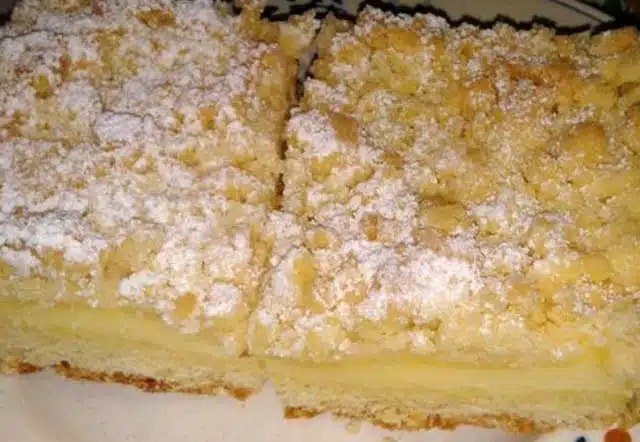 Rețetă super delicioasă de prăjitură cu crumble umplută cu budincă