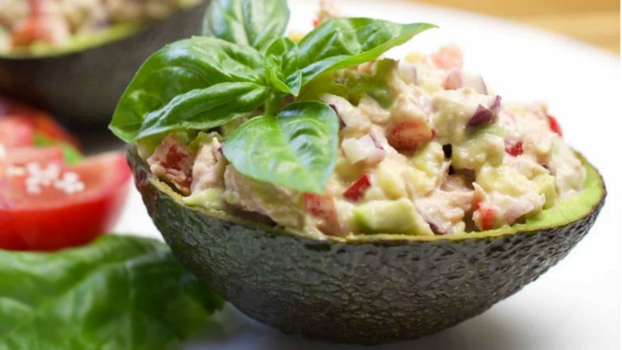 Aperitiv incredibil cu avocado umplut cu rillette de ton în 2 sau 3 porții