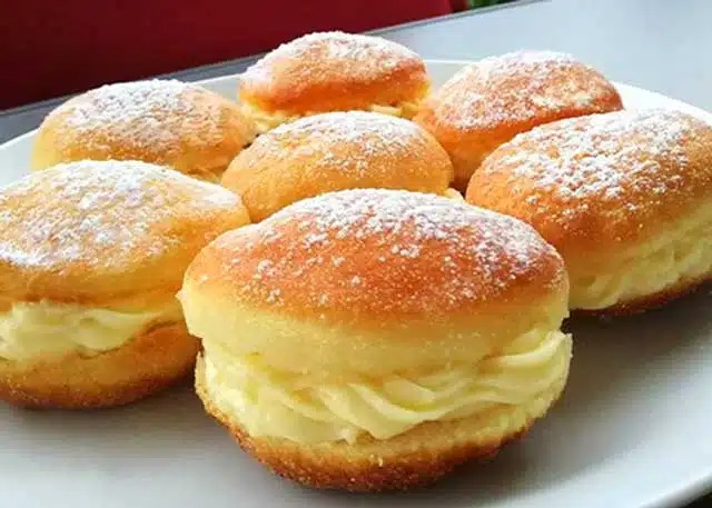 Rețetă delicioasă de gogoși berlinezi de Carnaval cu cremă de vanilie