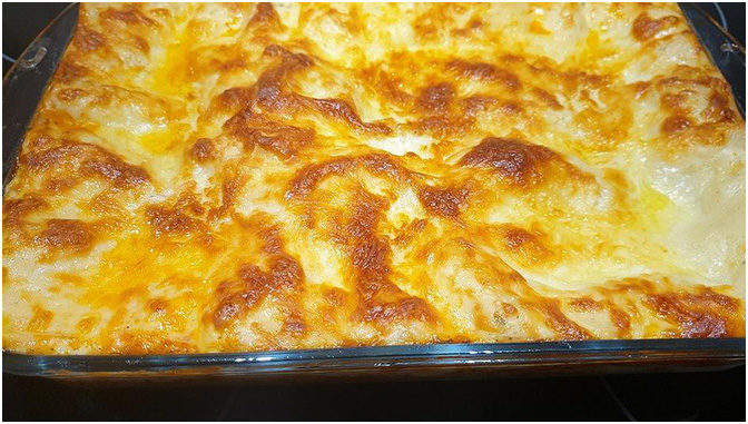 Lasagna delicioasă cu sos bechamel și carne tocată