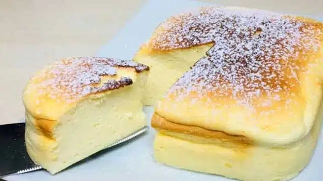 Prăjitură cu brânză fără blat rețetă preparată în 2 minute