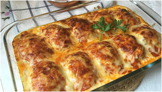 Chiftele de carne la cuptor cu brânză gratinată