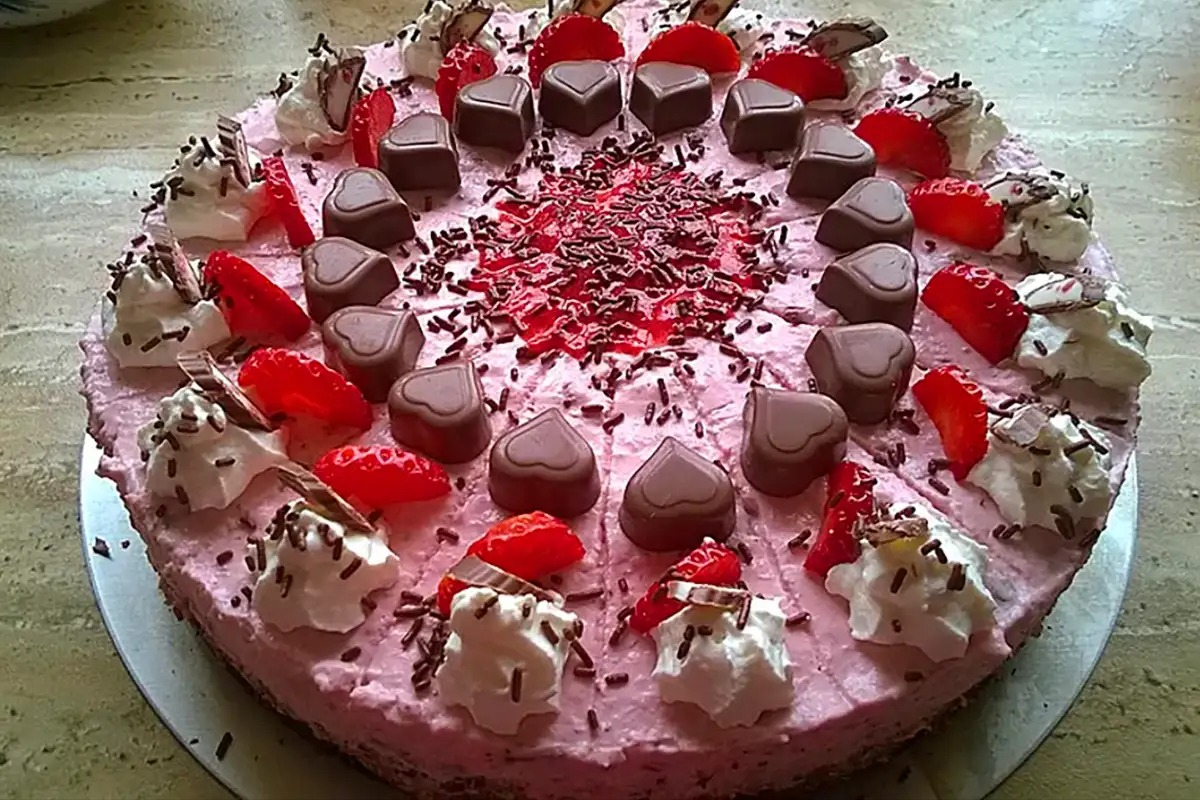 Rețetă de tort fără gluten cu iaurt de căpșuni și blat cu nuci