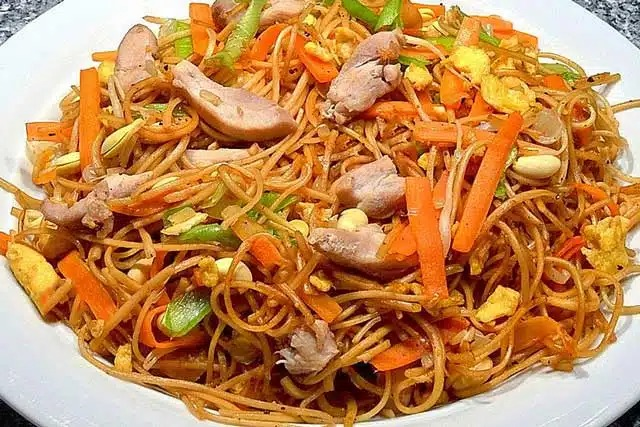 Rețetă de tăiței prăjiți chinezești cu carne de pui, ou și legume