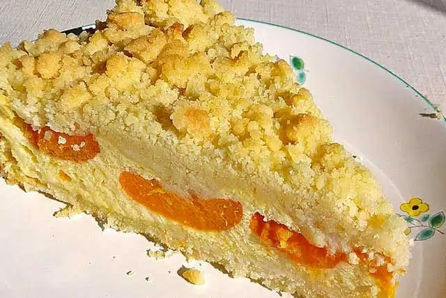Prăjitură cu brânză cremoasă, caise și crumble – rețetă