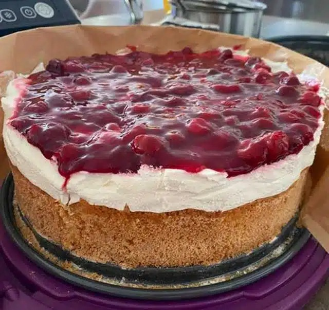 Rețetă de tort Windbeutel cu frișcă și jeleu de fructe roșii