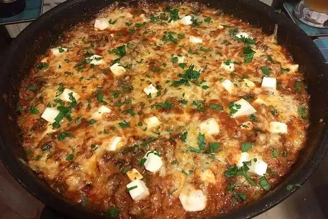 Tigaie de tăiței cu carne tocată și brânză de oaie – Rețetă