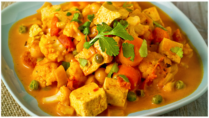 Curry thailandez cu pui, cartofi dulci, ardei, dovlecei, ciuperci, mazăre și roșii
