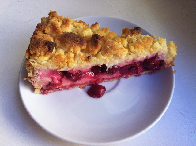 Kirsch-Streusel cu budincă de vanilie