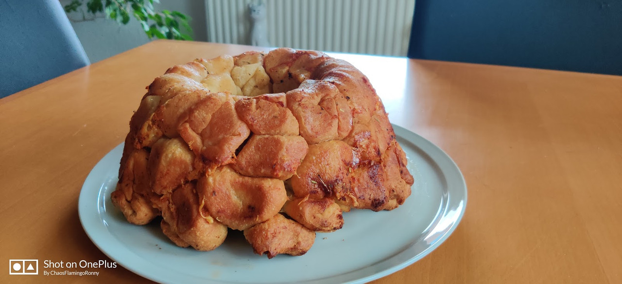 Pâine cu maimuță, șuncă și cașcaval