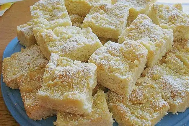 Rețetă Ratz Fatz Kuchen: Prăjitură cu firimituri rapidă