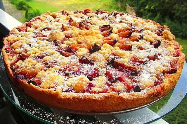 Prăjitură cu prune și scorțișoară cu crumble – rețetă