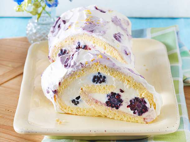 Ruladă ușoară cu zmeură și biscuiți