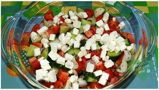 Salată de ardei cu brânză de oaie