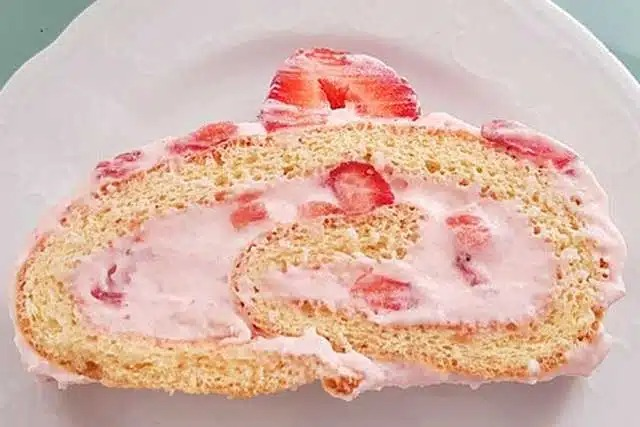 Ruladă de biscuiți cu umplutură de căpșuni – Rețetă