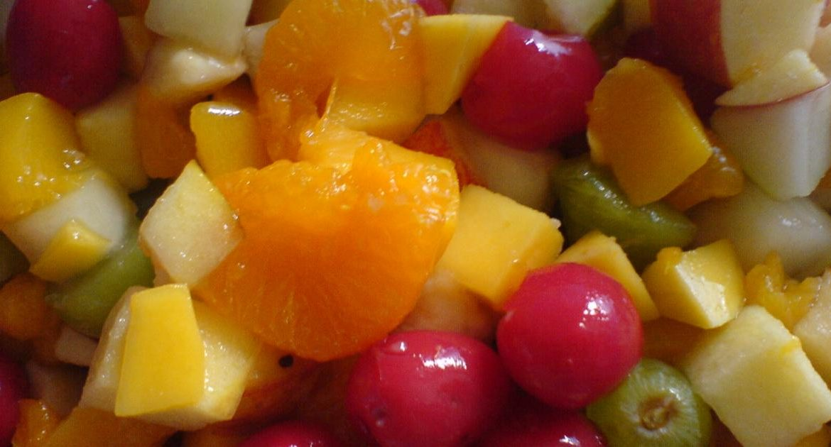 Salată de fructe proaspătă și zemoasă