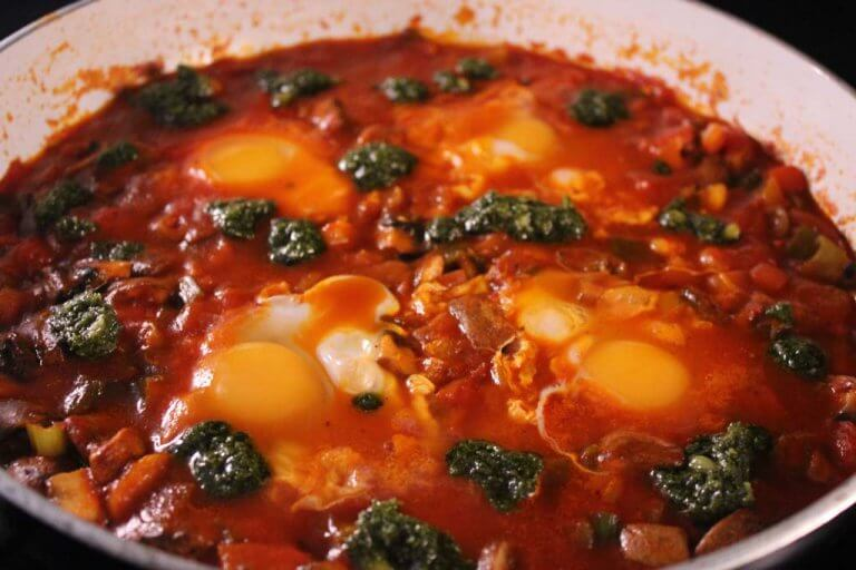 Shakshuka cu ciuperci brune și pesto Genoveze