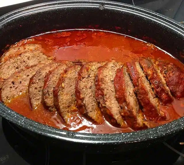 Chifteluțe din carne cu paprika și feta la cuptor cu sos de roșii – Rețetă