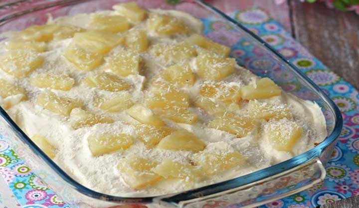 Tiramisu cu frișcă și ananas proaspăt și delicios