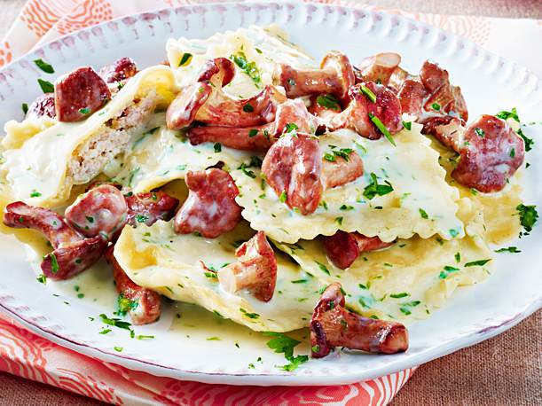 Ravioli în cremă ușoară de ierburi cu gălbiori