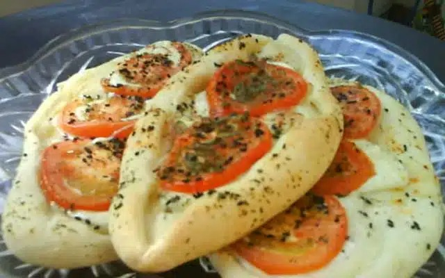 Rețetă de barchete cu roșii italiene și mozzarella