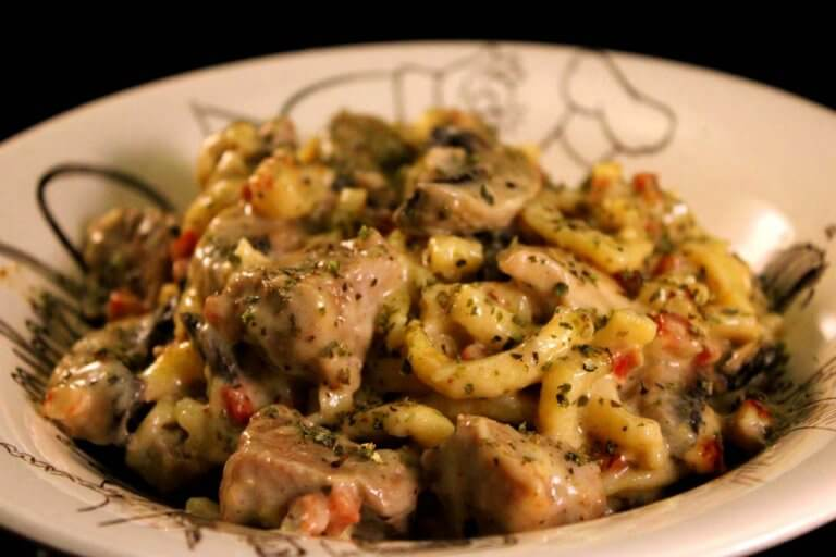 Tocăniță de carne cu smântână, ciuperci și spätzle