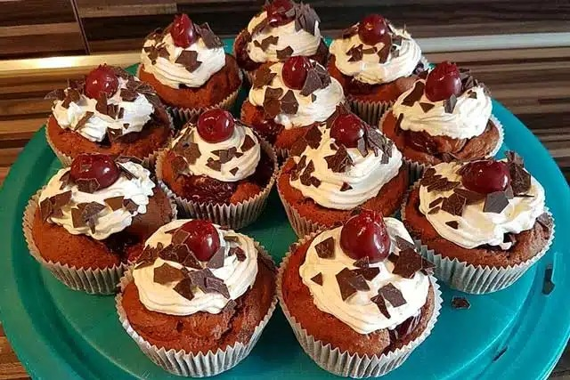 Simplu delicios rețetă de brioșe cu cireșe din Pădurea Neagră