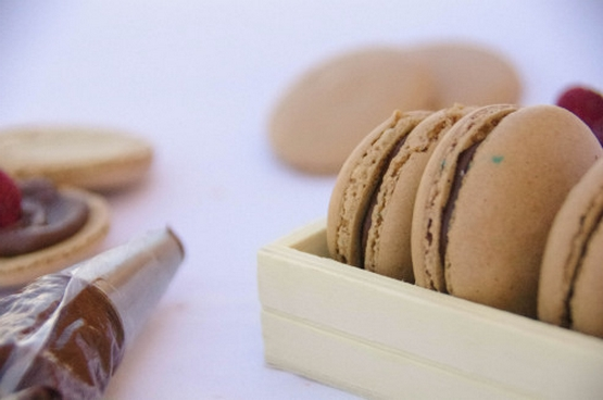 Macarons de ciocolată cu inimă de zmeură