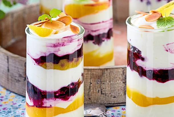 Pahar stratificat cu afine și lemon curd