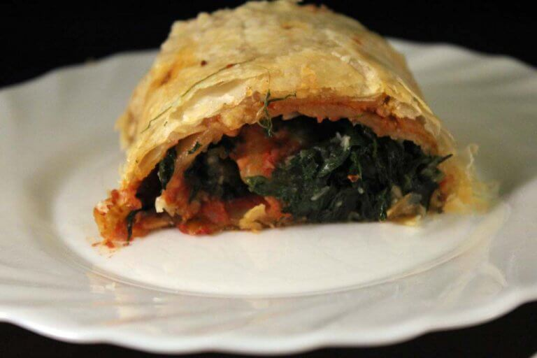 Strudel cu pesto de nuci și roșii și spanac