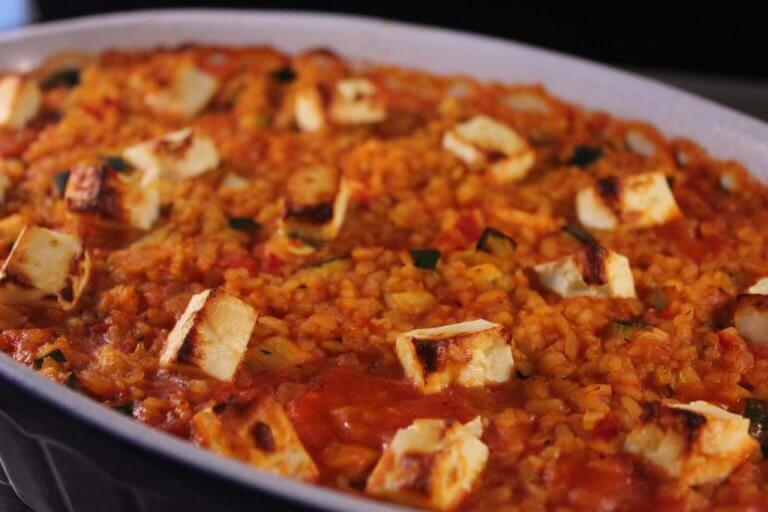 Gratin vegetarian cu bulgur, brânză de oaie, roșii și dovlecei