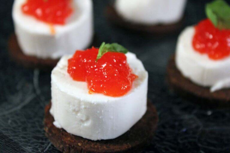 Marmeladă de paprica și chili cu pumpernickel și discuri de brânză proaspătă de capră