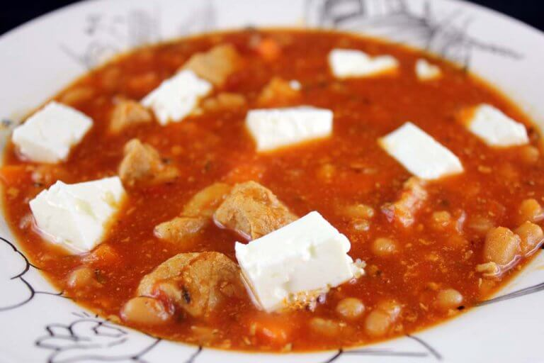 Supă consistentă la cuptor cu feta și fasole albă