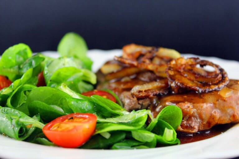 Cotlet de vită Rib-Eye cu sos de bere și ceapă și salată verde de câmp