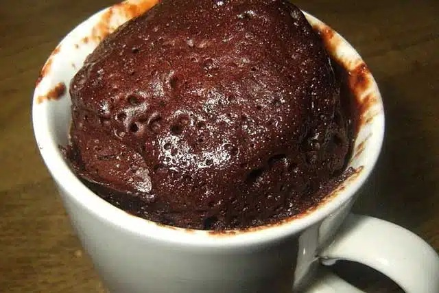Rețetă de prăjitură în ceașcă cu Nutella în 3 minute