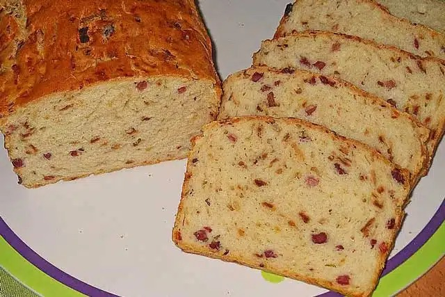 Rețetă de pâine cu brânză de ceapă și cubulețe de șuncă