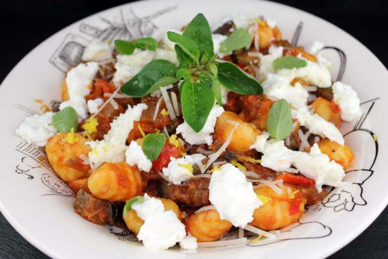 Gnocchi făcuți în casă cu sos de vinete