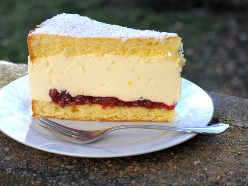 Tort de brânză cu smântână și merișoare
